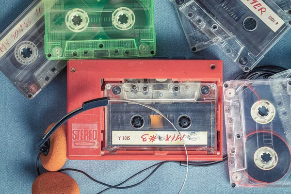 Klassieke Audiocassette Met Hoofdtelefoon Speler Blauwe Bank — Stockfoto