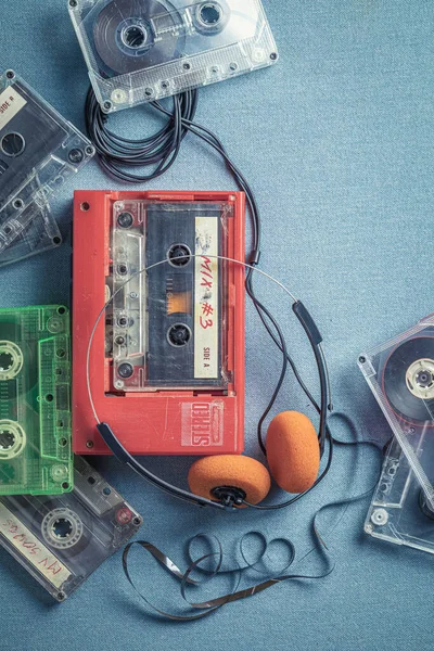 Retro Audiocassette Met Hoofdtelefoon Speler Blauwe Bank — Stockfoto