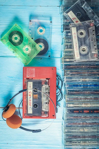 Vintage Audiocassette Met Speler Hoofdtelefoon Blauwe Tafel — Stockfoto