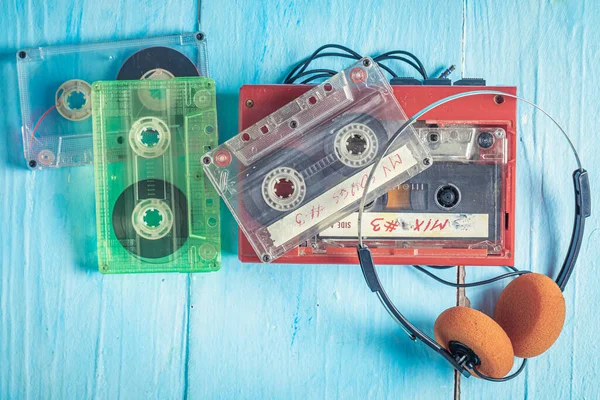 Cassette Classique Avec Écouteurs Lecteur Sur Table Bleue — Photo