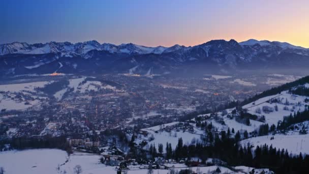 Zakopane nevado en invierno después del atardecer, vista aérea — Vídeo de stock