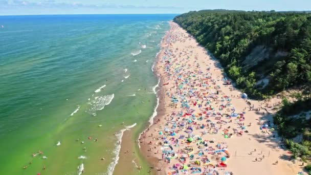 Zatłoczona plaża nad Morzem Bałtyckim latem 2020 r., widok z powietrza — Wideo stockowe