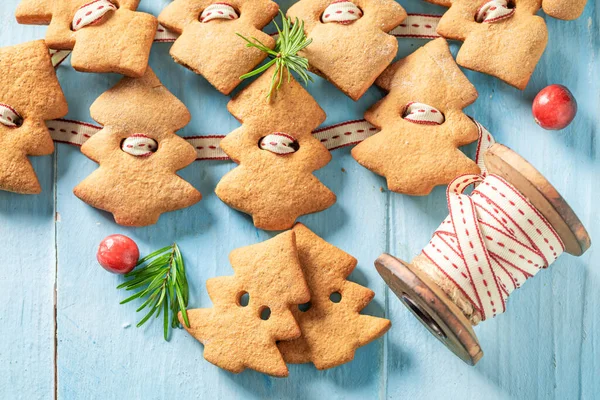 Handgjord Pepparkakskedja Som Julprydnad Blått Bord — Stockfoto