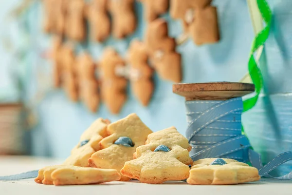 Närbild Smör Kakkedjan Som Prydnadsföremål För Jul Vitt Bord — Stockfoto