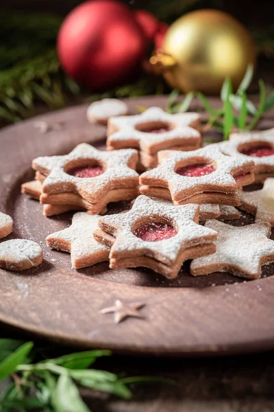 Süße Buntglasplätzchen Als Kleines Weihnachtsgebäck Auf Holztisch — Stockfoto