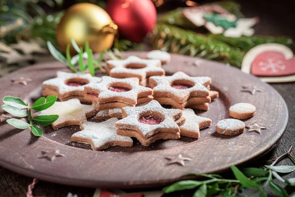 Deliziosi Biscotti Vetro Colorato Forma Stella Tavolo Legno — Foto Stock