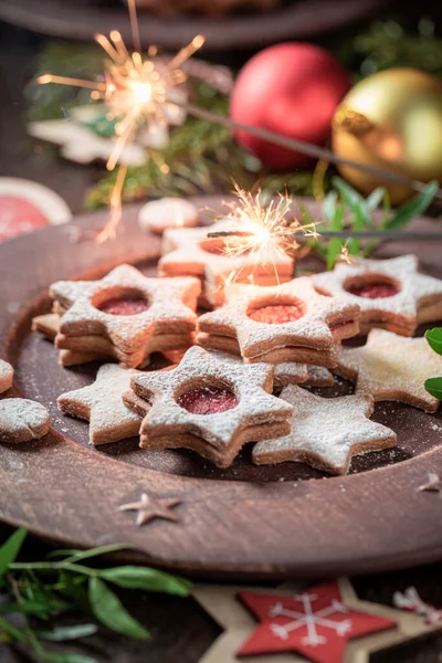 Biscotti Vetro Colorato Rustico Come Piccoli Dolci Natalizi Sul Tavolo — Foto Stock