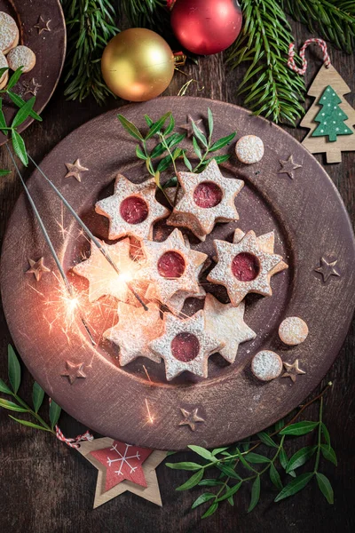Румунське Вітражне Печиво Різдвяними Прикрасами Тумбою Дерев Яному Столі — стокове фото