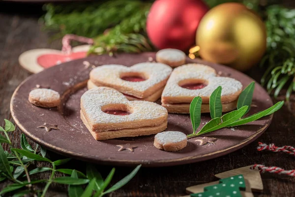 Traditioneel Gebrandschilderde Glazen Koekjes Met Kerstversiering Maretak Houten Tafel — Stockfoto