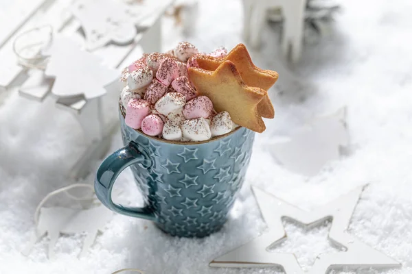 Chocolate Caliente Casero Con Bufanda Azul Para Navidad Mesa Nevada — Foto de Stock