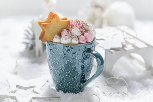 Ízletes Bemelegítő Csokoládé Kék Sállal Karácsonyra Havas Asztalon — Stock Fotó