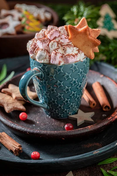Chocolate Dulce Sabroso Con Malvaviscos Para Navidad Mesa Madera — Foto de Stock