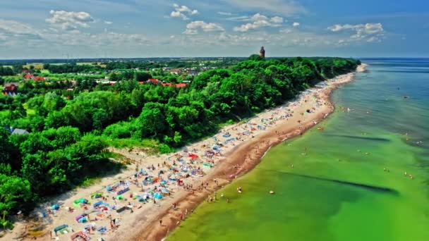 Вид с воздуха на переполненный пляж Балтийского моря — стоковое видео