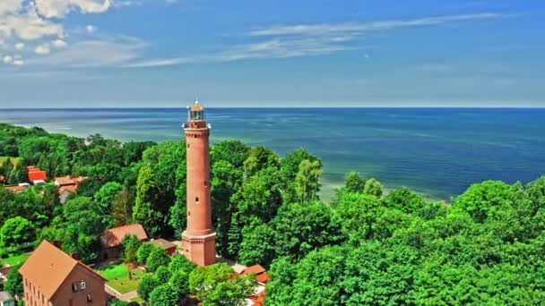 Luchtfoto van de vuurtoren aan de Oostzee in de zomer — Stockvideo