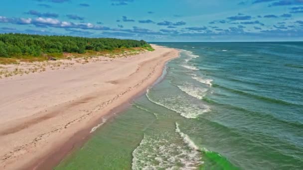 Vista aérea da praia na península Hel no mar Polonês — Vídeo de Stock