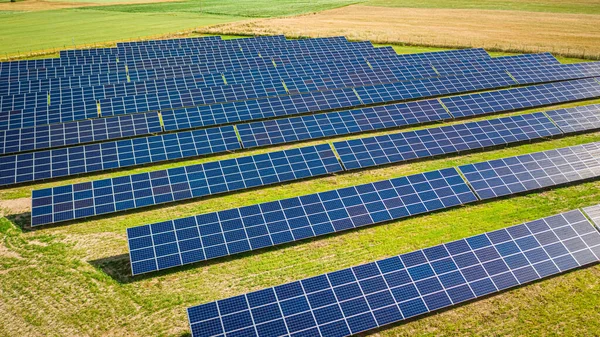 Luftaufnahme Von Sonnenkollektoren Auf Der Grünen Wiese Polen Europa — Stockfoto