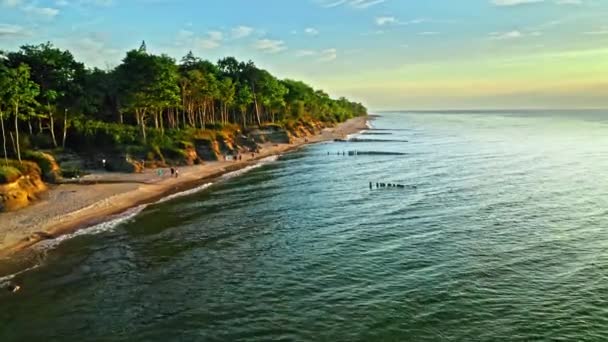 Plajă uimitoare lângă Marea Baltică la apus de soare, vedere aeriană — Videoclip de stoc