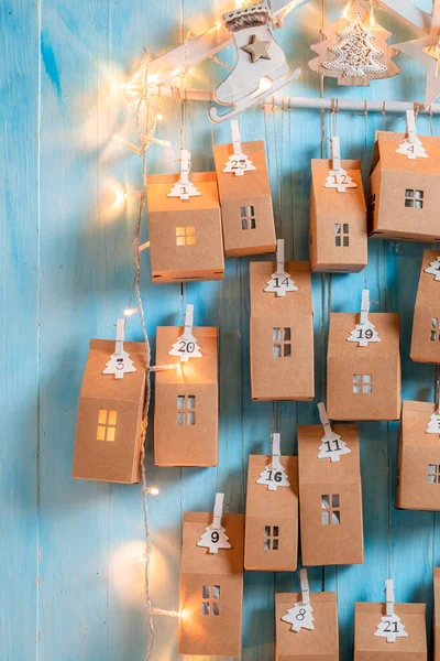 Leuke Kerstadventskalender Gemaakt Van Koord Karton Blauwe Houten Ondergrond — Stockfoto