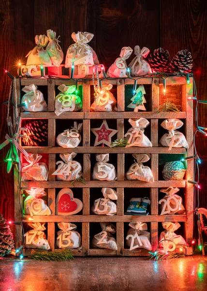 Kleurrijke Advent Kalender Voor Kerstmis Met Tassen Houten Doos Donkere — Stockfoto