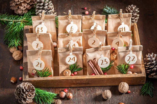 Originele Kerstadventskalender Gemaakt Van Papieren Zak Clip Houten Tafel — Stockfoto