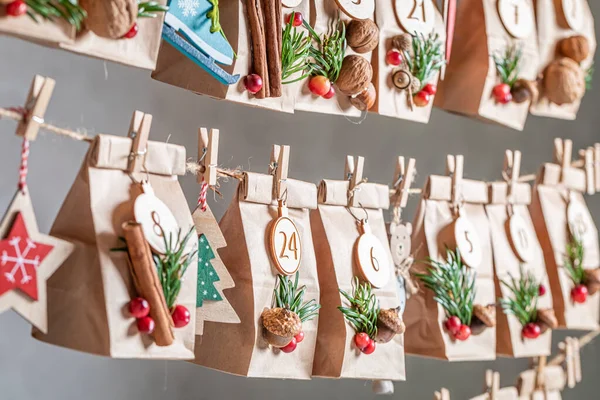 Sluitingsdatum Van Adventskalender Voor Kerstmis Hangend Aan Een Touwtje Achtergrond — Stockfoto