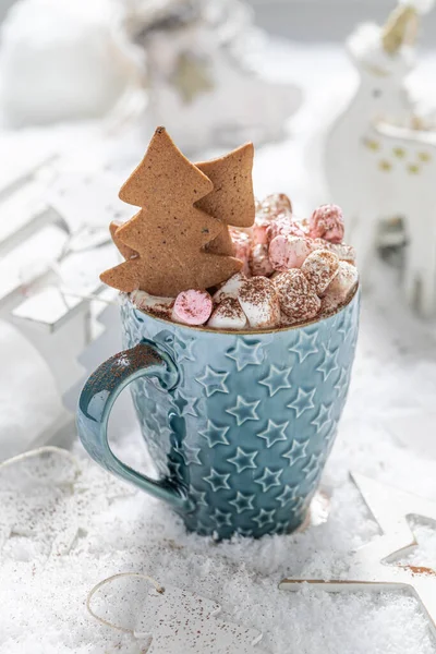 Chocolate Caliente Para Navidad Con Malvaviscos Pan Jengibre Mesa Nevada — Foto de Stock