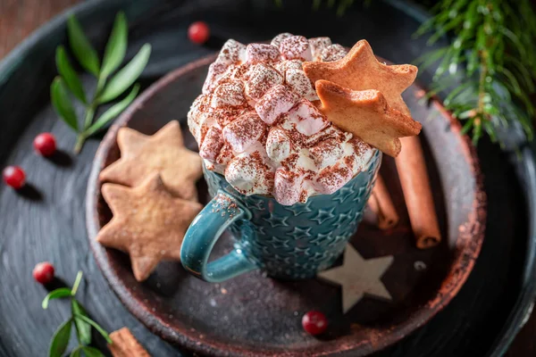 Top Kilátás Forró Csokoládé Mályvacukorral Cookie Karácsonyra Asztalon — Stock Fotó