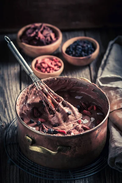 Kurutulmuş Meyve Böğürtlenli Tatlı Lezzetli Çikolata — Stok fotoğraf