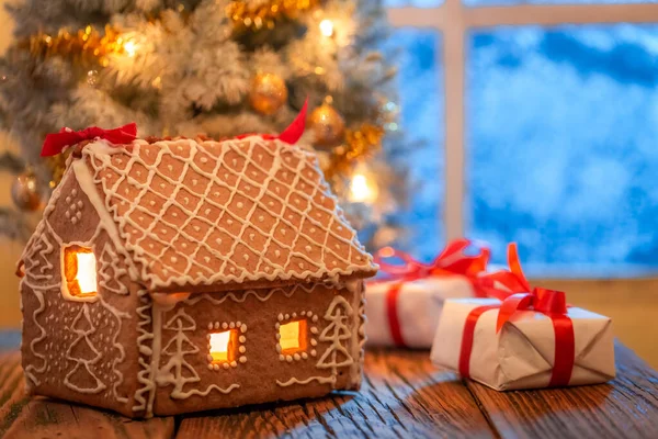 Nahaufnahme Von Einzigartigen Lebkuchenhäuschen Geschenken Und Weihnachtsbaum — Stockfoto