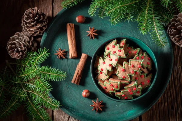 Bovenaanzicht Van Zelfgemaakte Peperkoek Koekjes Voor Kerstmis Groen Bord — Stockfoto
