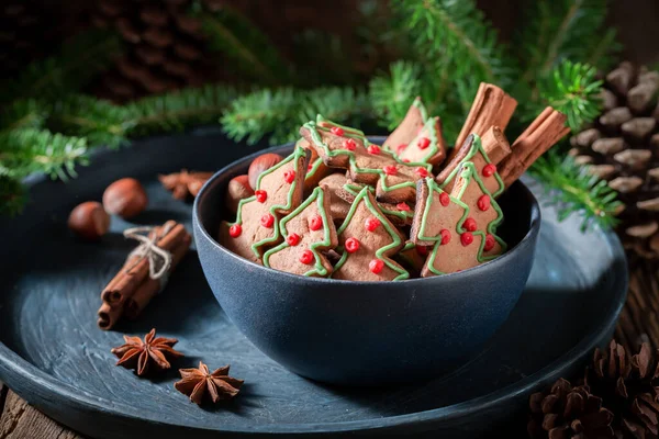 Sluitingen Van Zelfgemaakte Peperkoek Koekjes Voor Kerstmis Blauwe Kom — Stockfoto