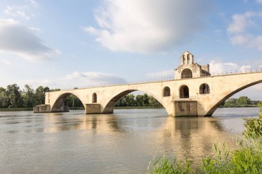 Ünlü ortaçağ köprüden Avignon nehir Rhone, Provence, Fransa