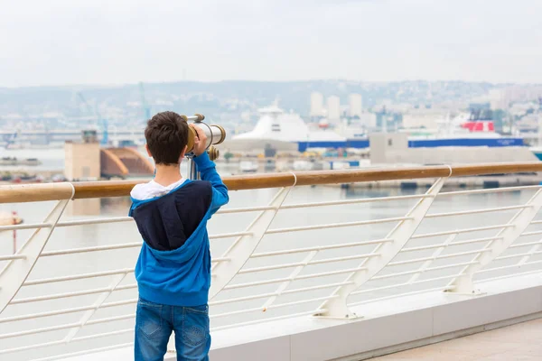 Ung Pojke Att Utforska Hamnen Marseille Frankrike Med Ett Teleskop — Stockfoto