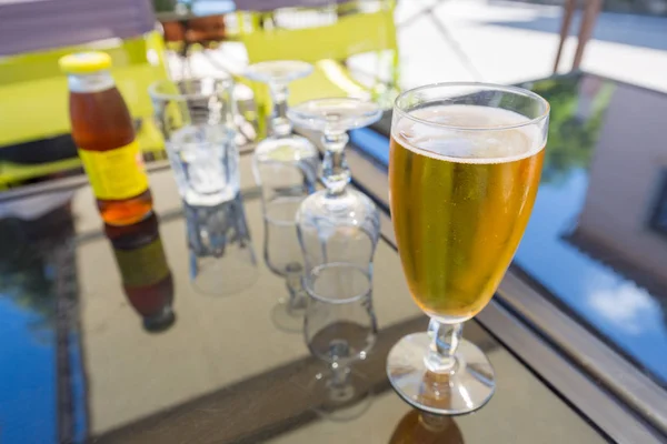 Bière Fraîche Verres Vides Sur Une Table Verre Extérieure Dans — Photo