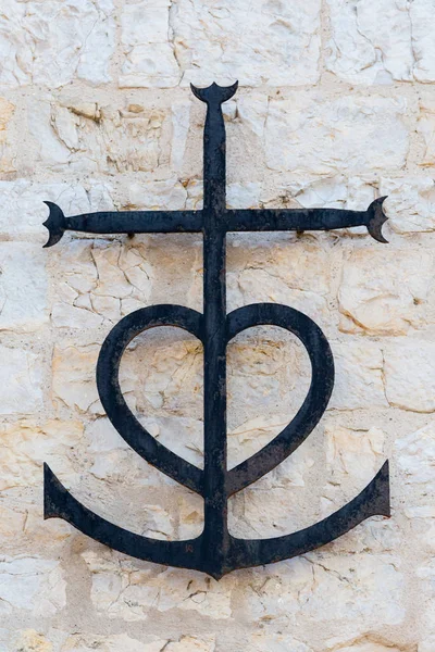 Metal Camargue Kors Fra Provencalske Saintes Maries Mer Symboliserer Tre - Stock-foto