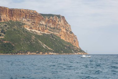 Cassis, Provence, Fransa büyük bir kıyısında küçük beyaz tekne