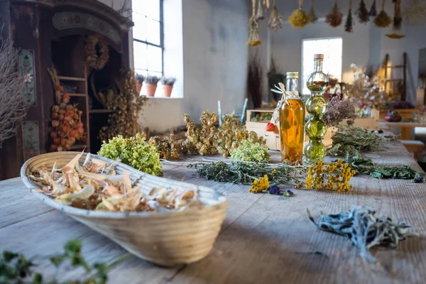 Zwei Flaschen Auf Einem Tisch Mit Getrockneten Kräutern Und Blumen — Stockfoto