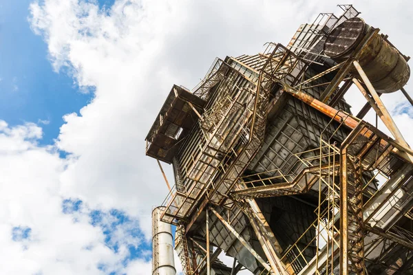 Wieża Wysoki Zardzewiały Fabryki Utracone Dzielnicy Przemysłowej Dołu — Zdjęcie stockowe