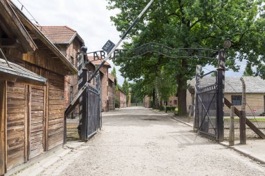 Lehçe Nazi toplama kampı Auschwitz girişinde ben rezil 