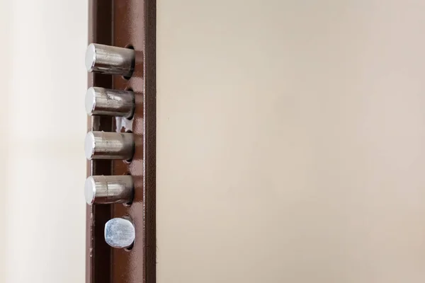 Abrir Simple Puerta Blanca Con Cuatro Pernos Seguridad — Foto de Stock