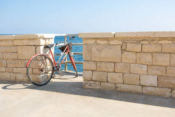 ジョヴィナッツォ プーリア イタリア ヨーロッパで 海へのアクセスに古い自転車駐車 ロイヤリティフリーのストック画像
