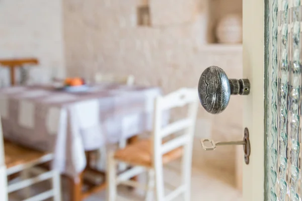 Comedor Vintage Trullo Italiano Detrás Una Puerta Cristal Abierta —  Fotos de Stock