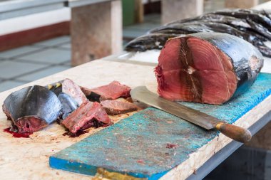 Bıçak ve taze kesilmiş ton balığı