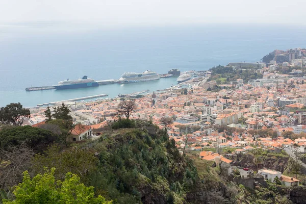 Panorama de Funchal et de sa Marina sur l'île de Madère, Portugal — Photo