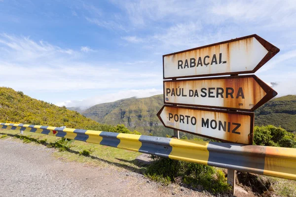 Road direction signs in the mountains of Madeira, Portugal — Stock Photo, Image