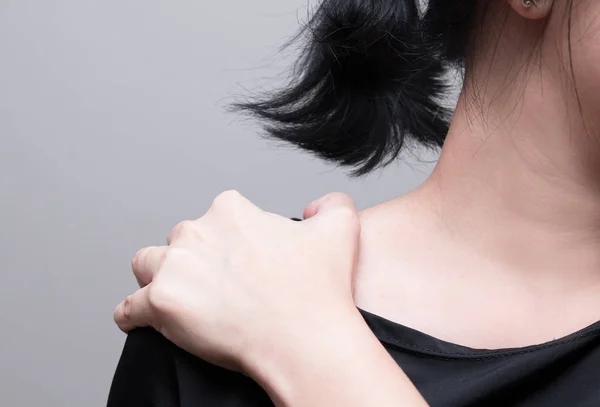 Mulheres Têm Dor Ombro Esfregando Para Relaxamento — Fotografia de Stock
