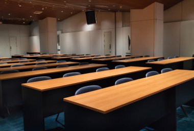 İçinin boş modern konferans salonu ile sandalye masa ve tamamen İmkanları