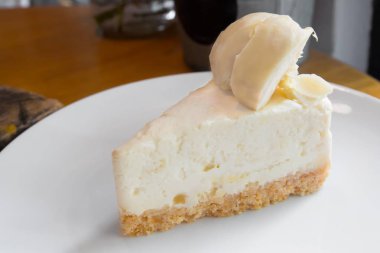 Durian peynir pasta hizmet beyaz tabakta, meyve Tayland kralı