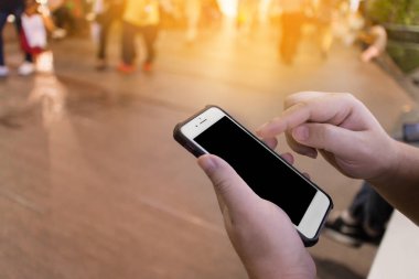 Smartphone kullanarak ve anight Pazar, plaza, alışveriş merkezi veya mağaza oturan adamın elini tarih seçici odak