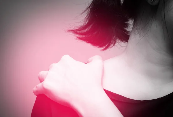 Женщины Имеют Боли Плечах Трение Расслабления Красное Пятно — стоковое фото